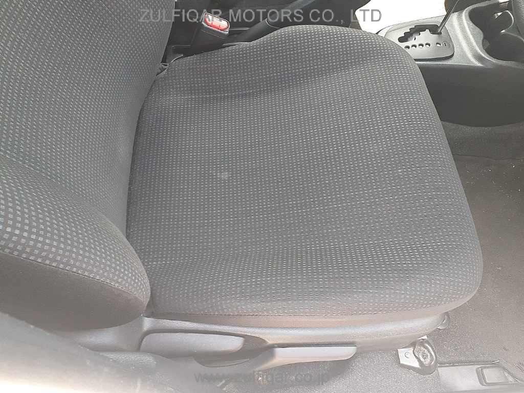 TOYOTA VITZ 2019 Image 8