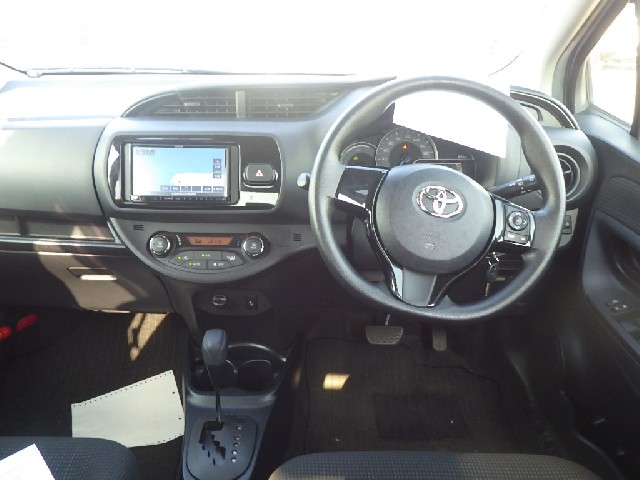 TOYOTA VITZ 2019 Image 24