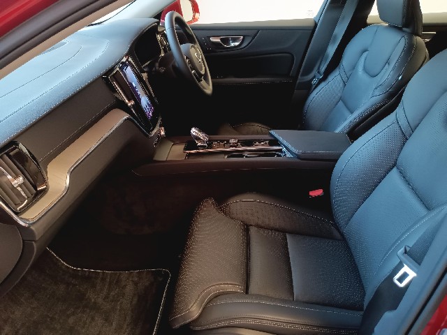 VOLVO S60 2023 Image 36