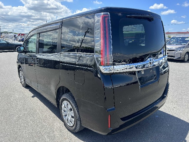 TOYOTA NOAH 2018 Image 19