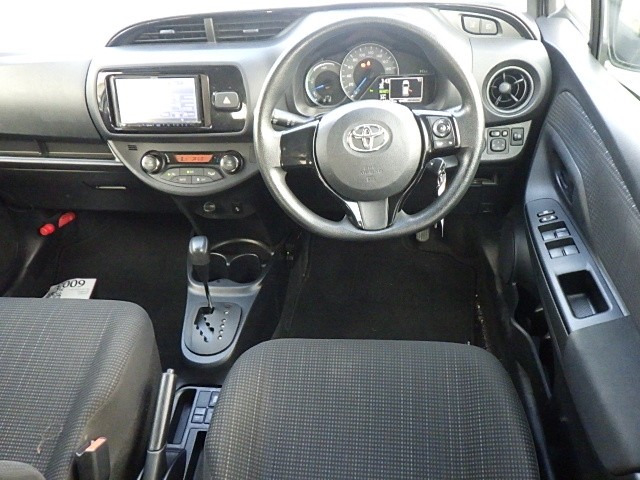 TOYOTA VITZ 2019 Image 24