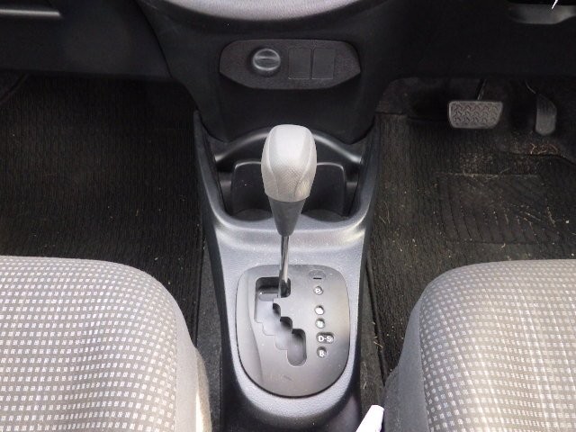 TOYOTA VITZ 2016 Image 20