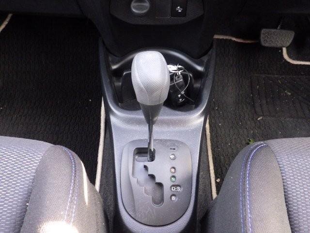 TOYOTA VITZ 2016 Image 20