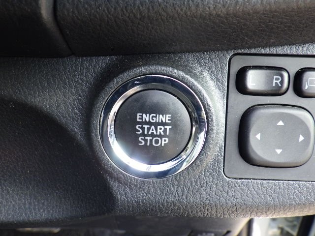 TOYOTA VITZ 2017 Image 20