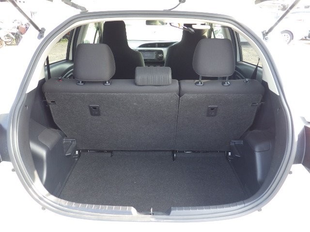 TOYOTA VITZ 2017 Image 28