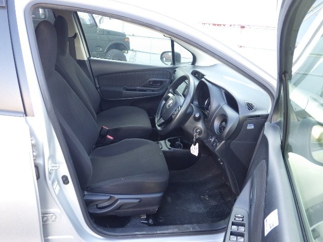 TOYOTA VITZ 2017 Image 27