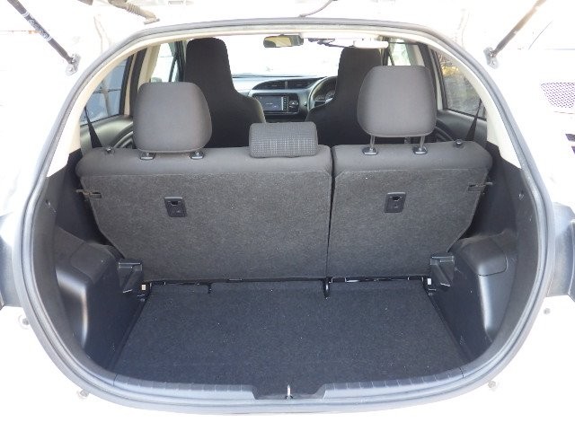 TOYOTA VITZ 2017 Image 30