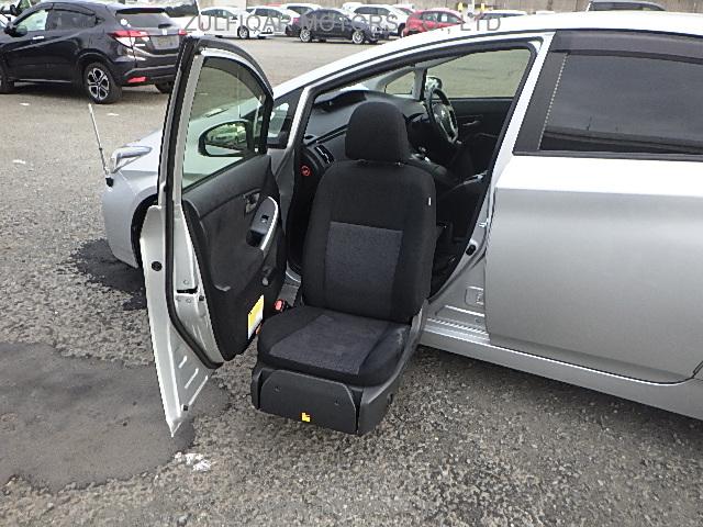 TOYOTA PRIUS 2014 Image 28