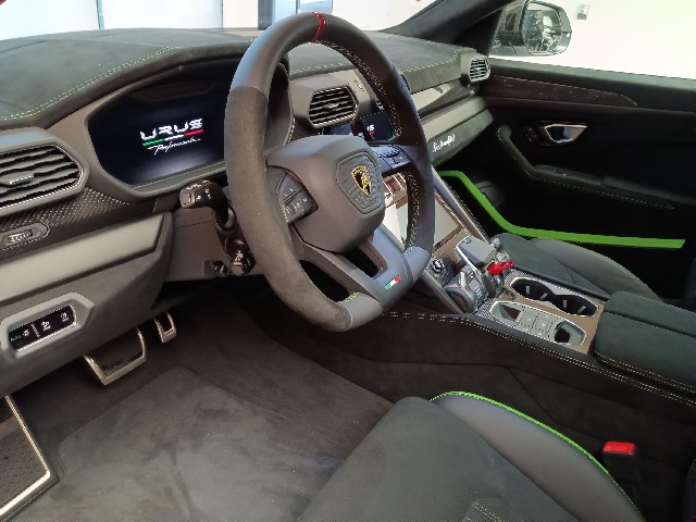 LAMBORGHINI URUS 2023 Image 24