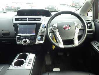 TOYOTA PRIUS ALPHA 2015 Image 8