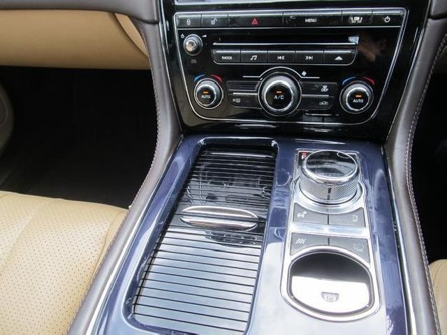 JAGUAR XJ 2010 Image 27