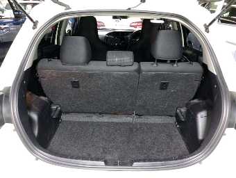 TOYOTA VITZ 2019 Image 8