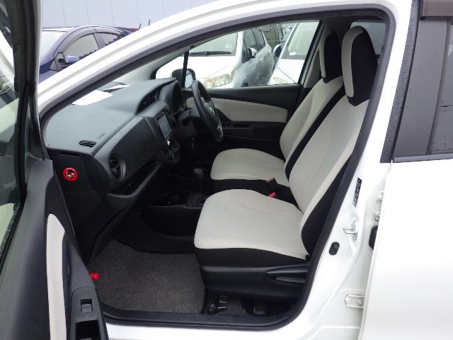 TOYOTA VITZ 2017 Image 26