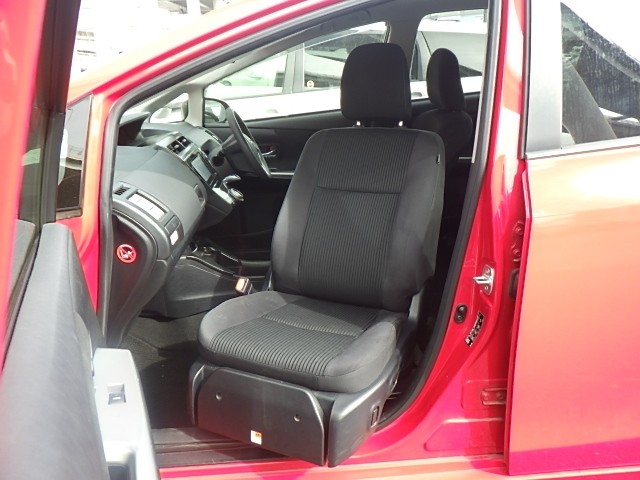 TOYOTA PRIUS ALPHA 2015 Image 30