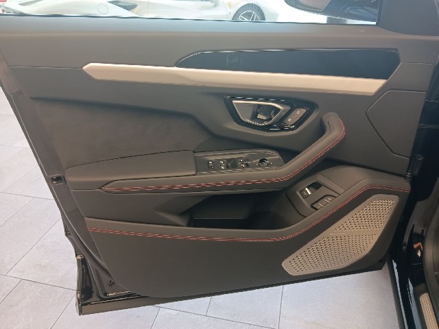 LAMBORGHINI URUS 2023 Image 28
