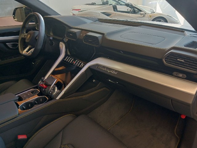 LAMBORGHINI URUS 2019 Image 36