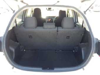 TOYOTA VITZ 2017 Image 14