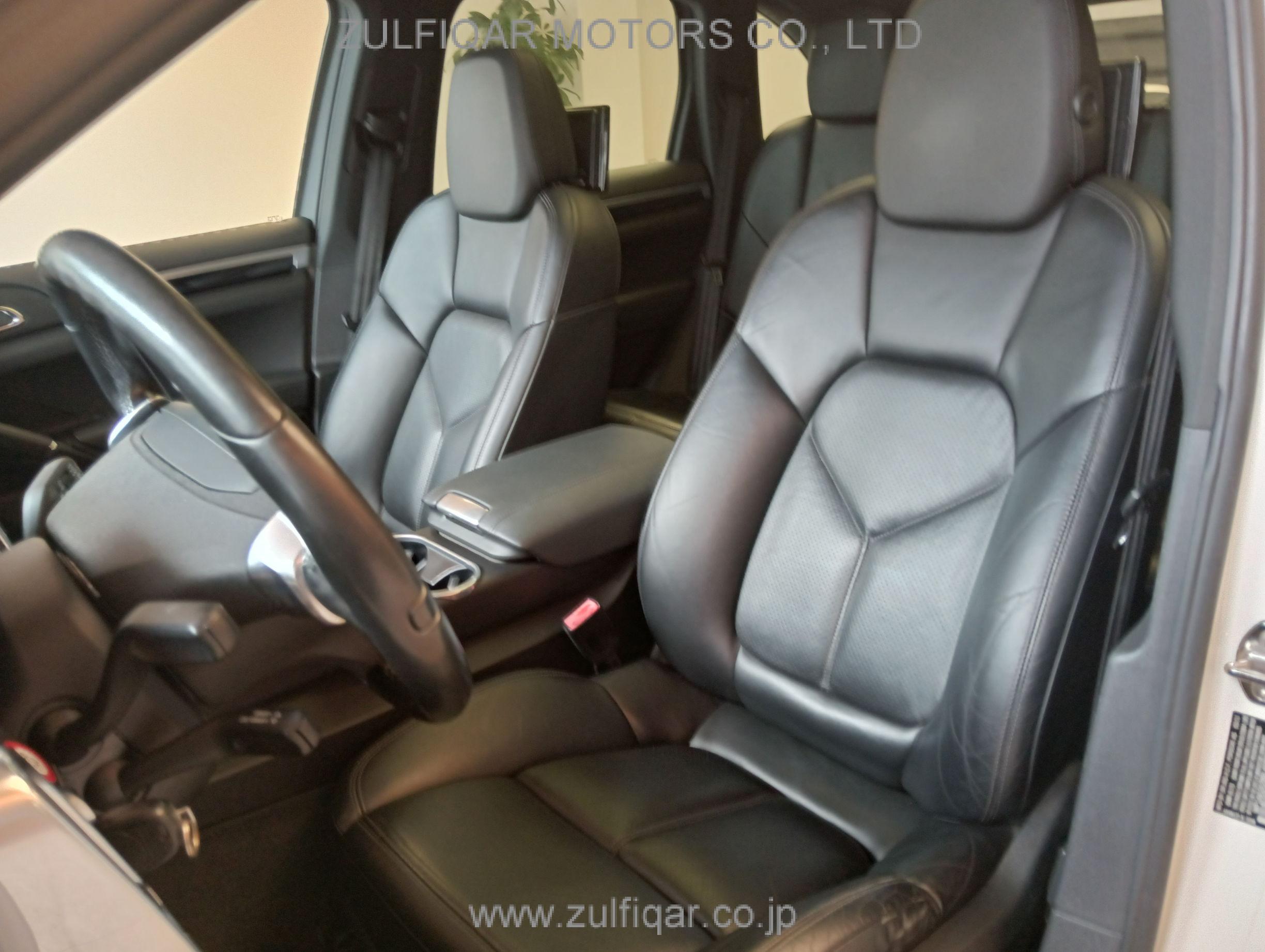 PORSCHE CAYENNE 2012 Image 25