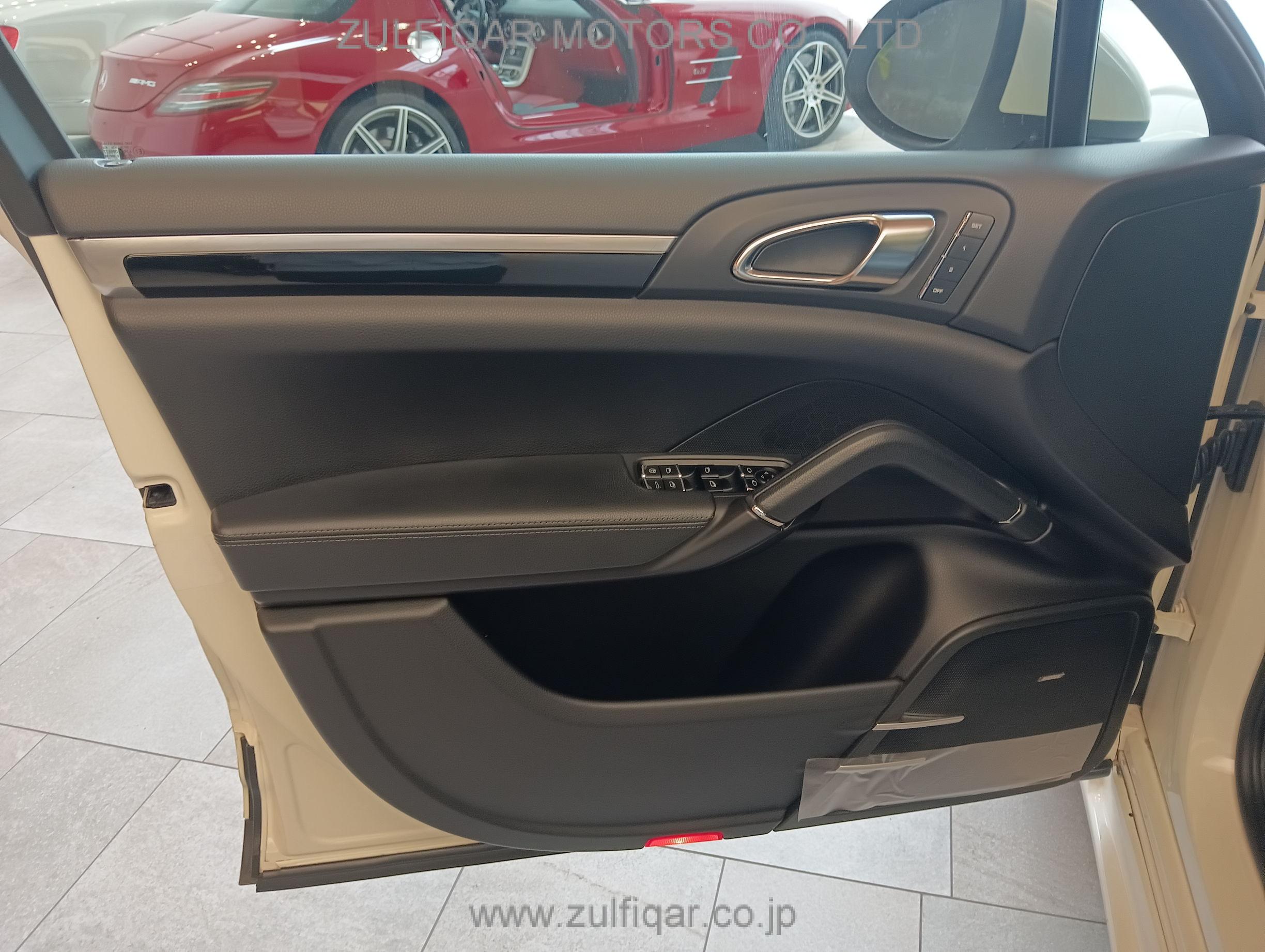 PORSCHE CAYENNE 2012 Image 26