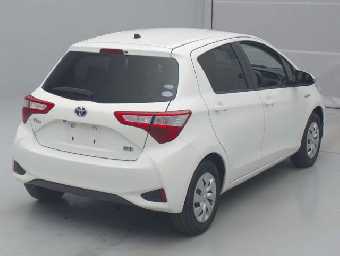 TOYOTA VITZ 2017 Image 2