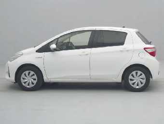 TOYOTA VITZ 2017 Image 5