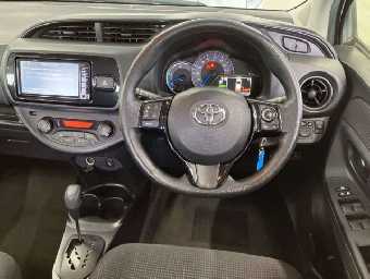 TOYOTA VITZ 2017 Image 8