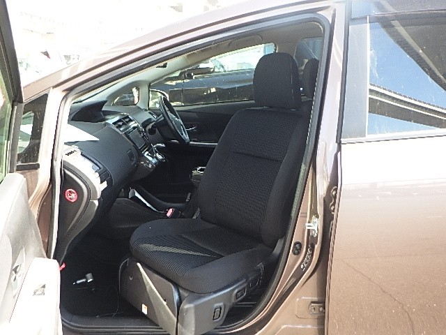 TOYOTA PRIUS ALPHA 2017 Image 26