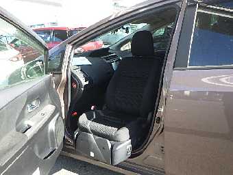 TOYOTA PRIUS ALPHA 2017 Image 9