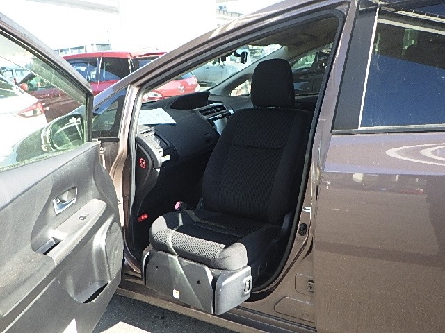 TOYOTA PRIUS ALPHA 2017 Image 27