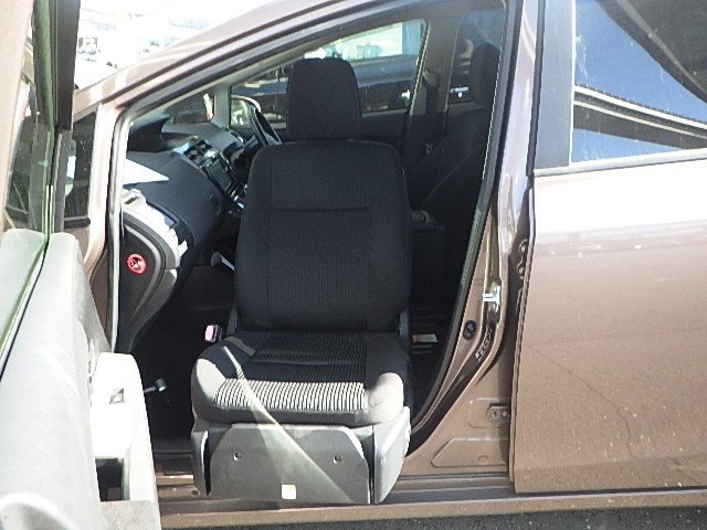 TOYOTA PRIUS ALPHA 2017 Image 28