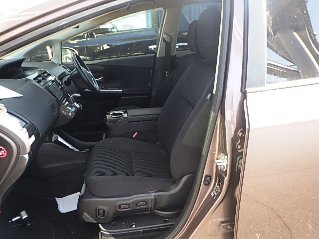 TOYOTA PRIUS ALPHA 2017 Image 29