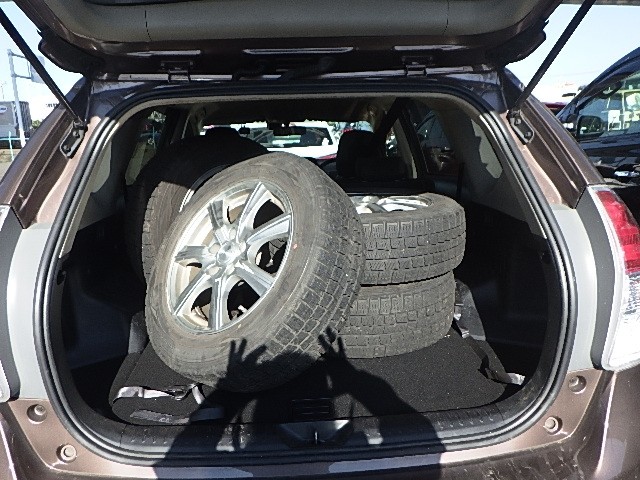 TOYOTA PRIUS ALPHA 2017 Image 32