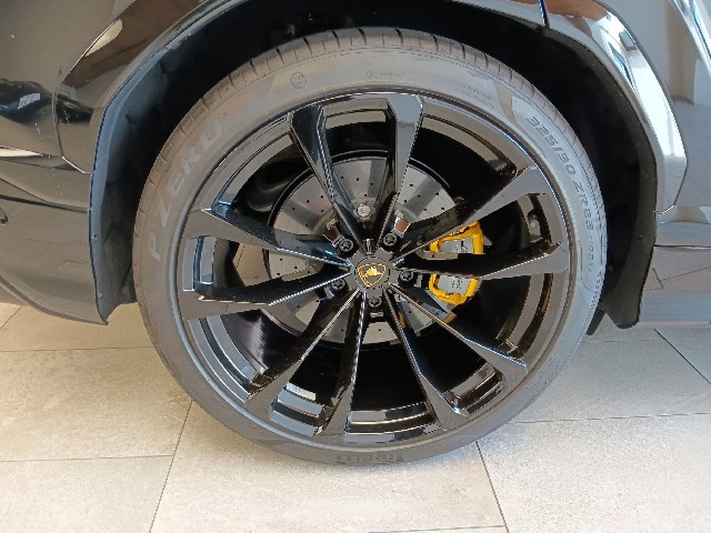 LAMBORGHINI URUS 2023 Image 21