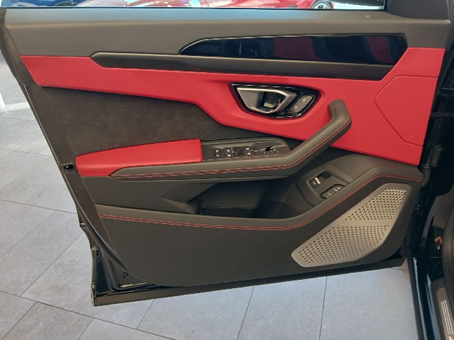 LAMBORGHINI URUS 2023 Image 26