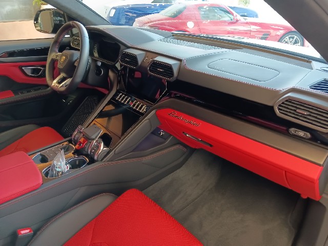 LAMBORGHINI URUS 2023 Image 32