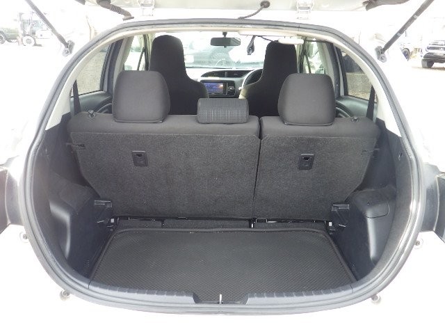 TOYOTA VITZ 2017 Image 27