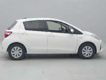 TOYOTA VITZ 2017 Image 6