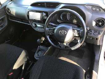 TOYOTA VITZ 2017 Image 3