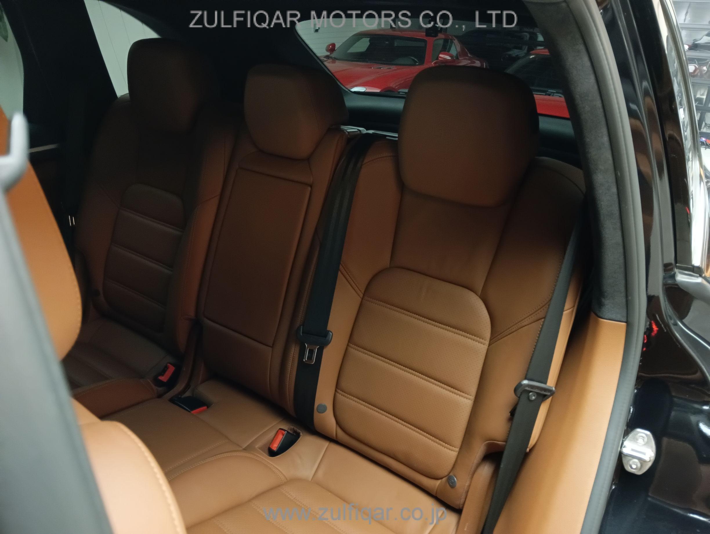 PORSCHE CAYENNE 2016 Image 28