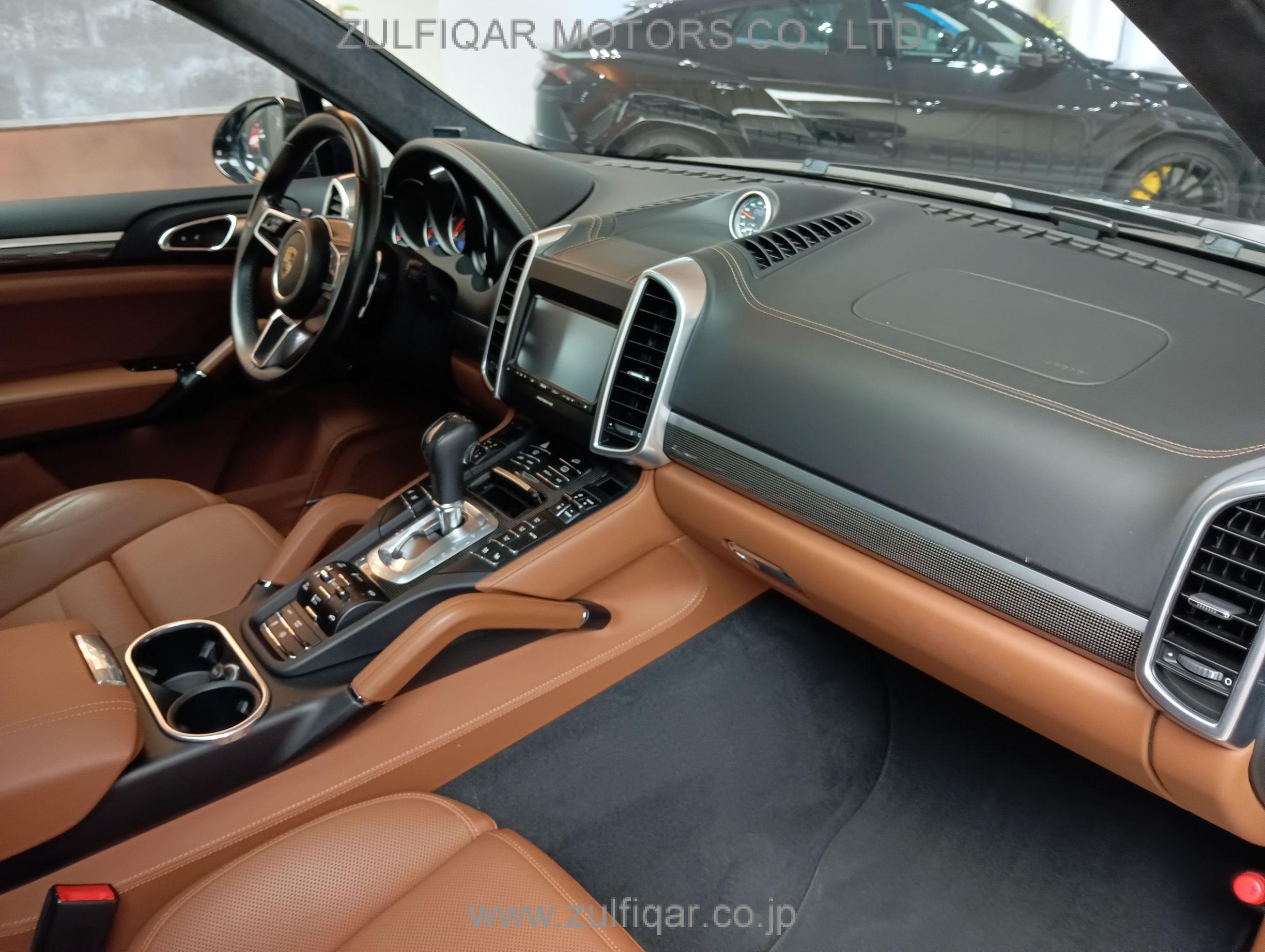 PORSCHE CAYENNE 2016 Image 32