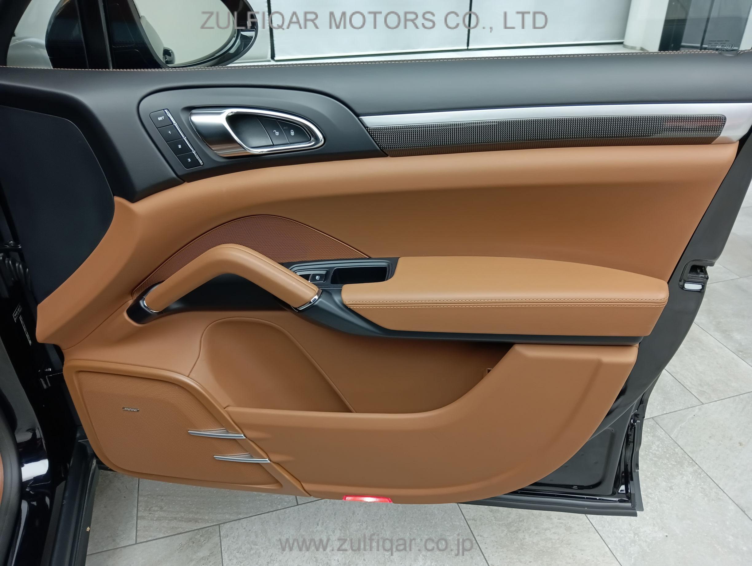 PORSCHE CAYENNE 2016 Image 35