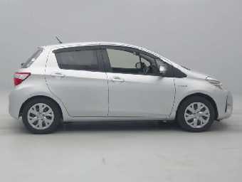 TOYOTA VITZ 2017 Image 6
