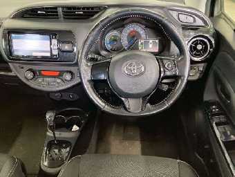 TOYOTA VITZ 2017 Image 8