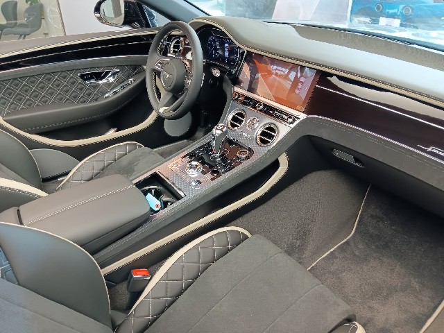 BENTLEY CONTINENTAL 2022 Image 33