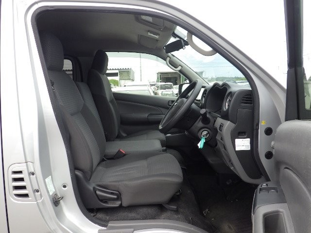 NISSAN NV350 CARAVAN 2019 Image 23