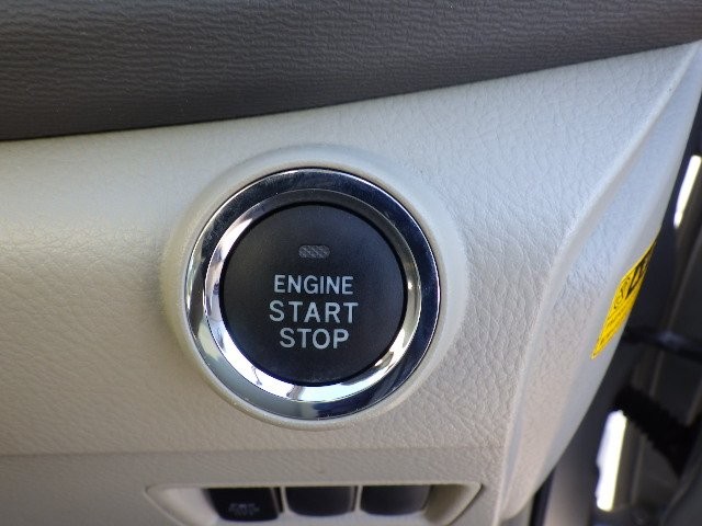 TOYOTA ISIS 2017 Image 23