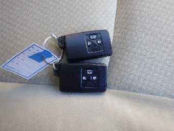 TOYOTA ISIS 2017 Image 9