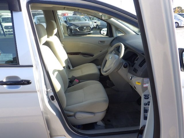 TOYOTA ISIS 2017 Image 26