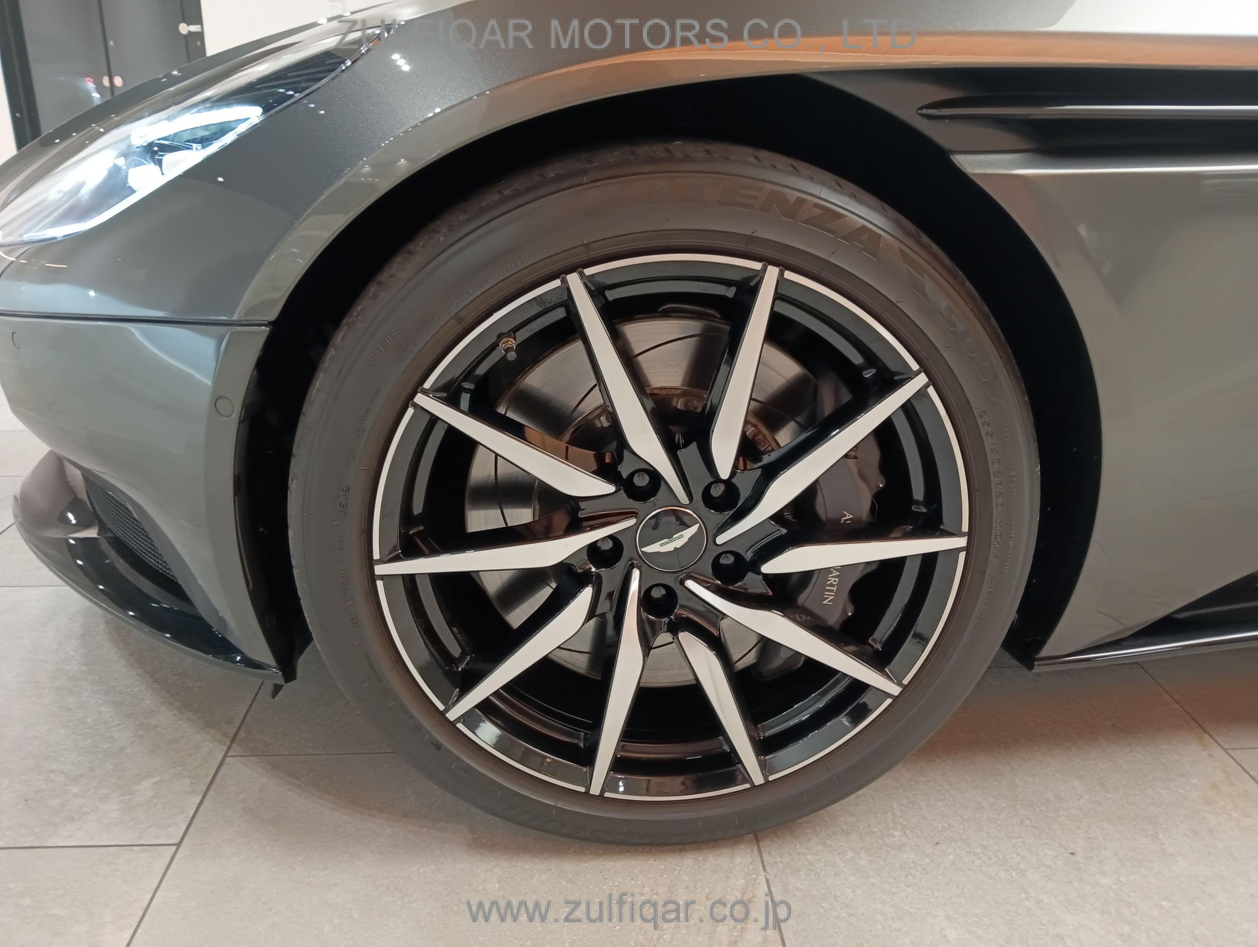 ASTON MARTIN DB11 2018 Image 19