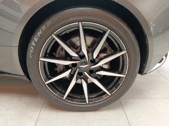 ASTON MARTIN DB11 2018 Image 20